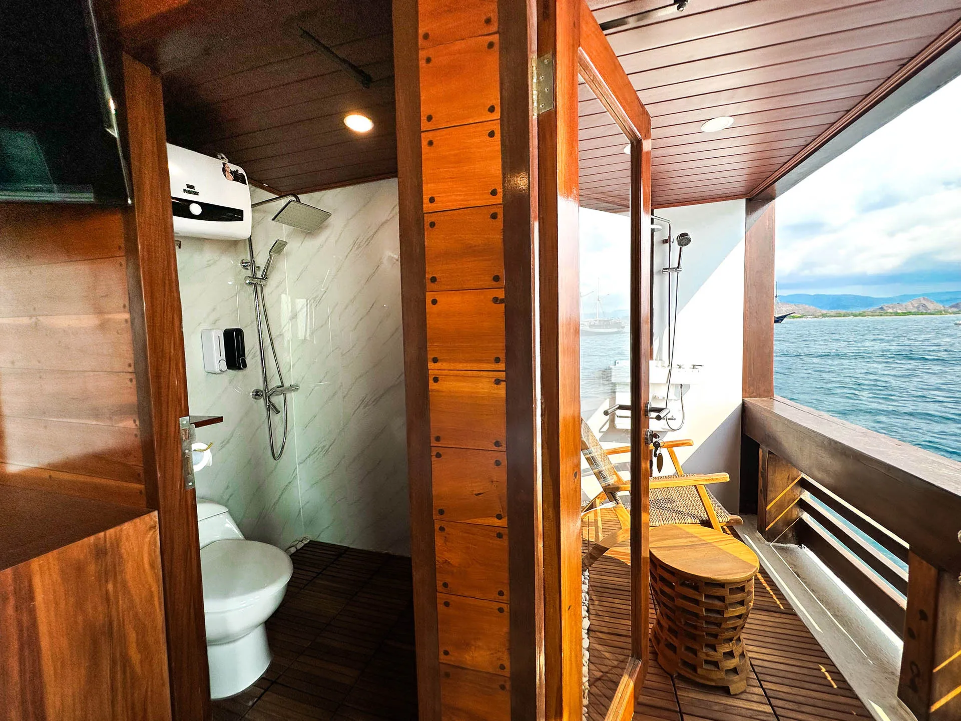 Balcony_Deluxe Cabin_Neptune